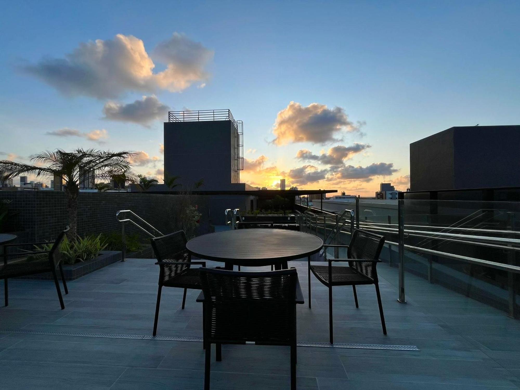 Apartamento Com Varanda Disponivel. Bh 325.